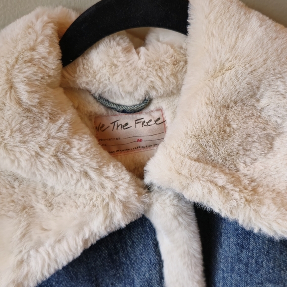 FREE PEOPLE Denim Jacket with Faux Fur Collar! Size Medium Excellent condition - Picture 2 of 10